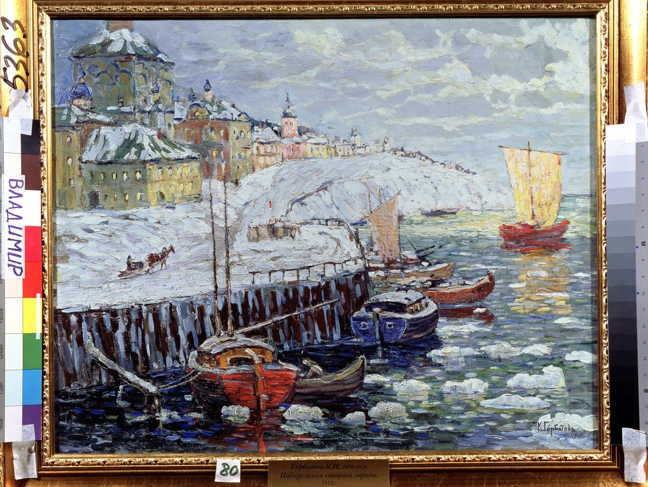 Nábřeží ve starém ruském městě. Popis nábřeží, kde kotví lodě na řece pokryté bloky sněhu, v pozadí město a odplouvající plachetnice. Obraz od Konstantina (Co od Konstantin Ivanovich Gorbatov