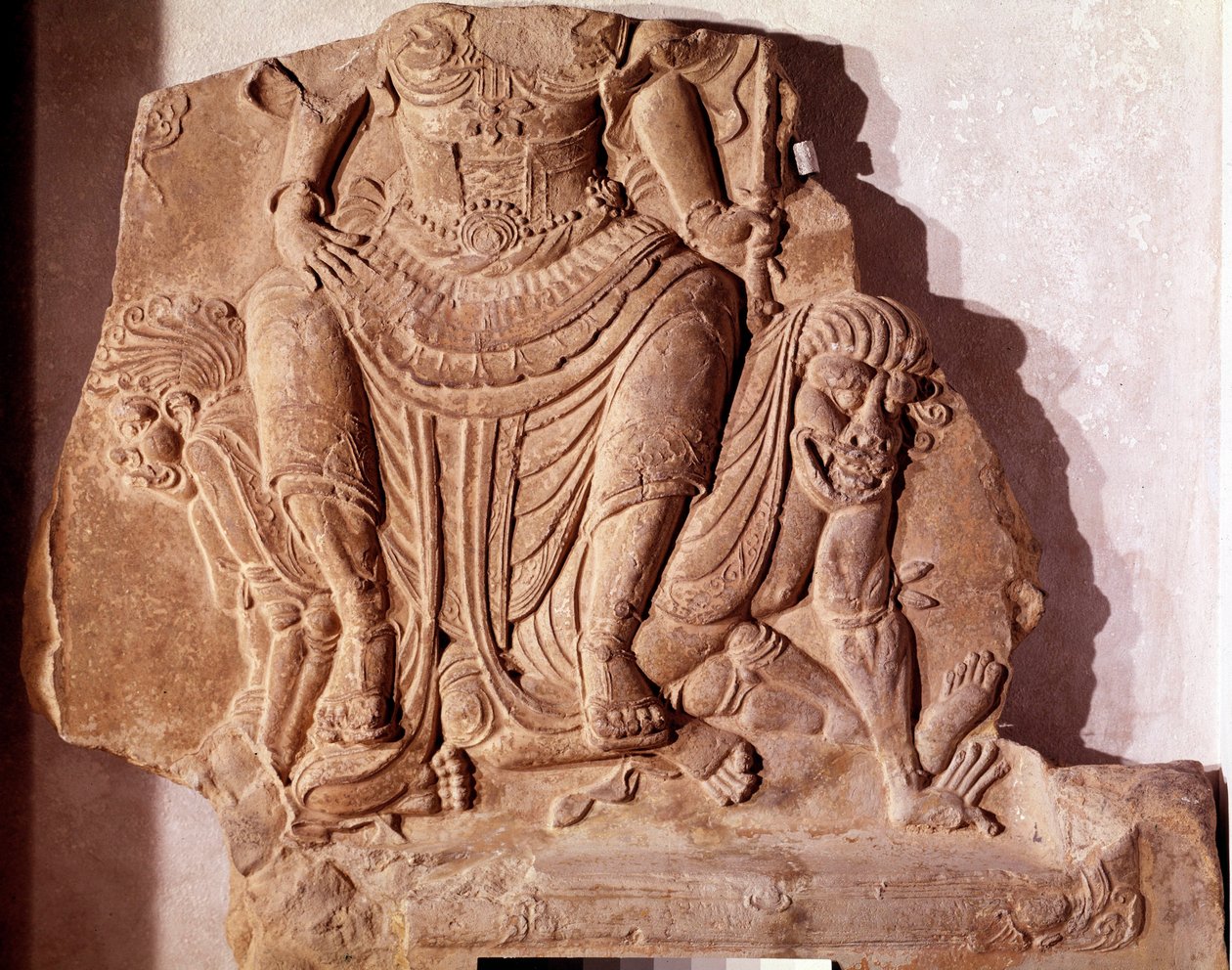 Art Coreen: hliněná cihla vyražená znázorňující pána nebo božstvo ovládající zhoubné síly. Silla období, 7. století. Národní muzeum Koreje od Korean School