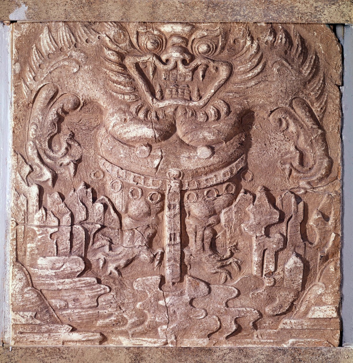 Art coreen: šedá terakotová cihla zobrazující monstrum. Království Paekche (nebo Paikchei nebo Baekje), Korea. 7. století. Národní muzeum Koreje od Korean School