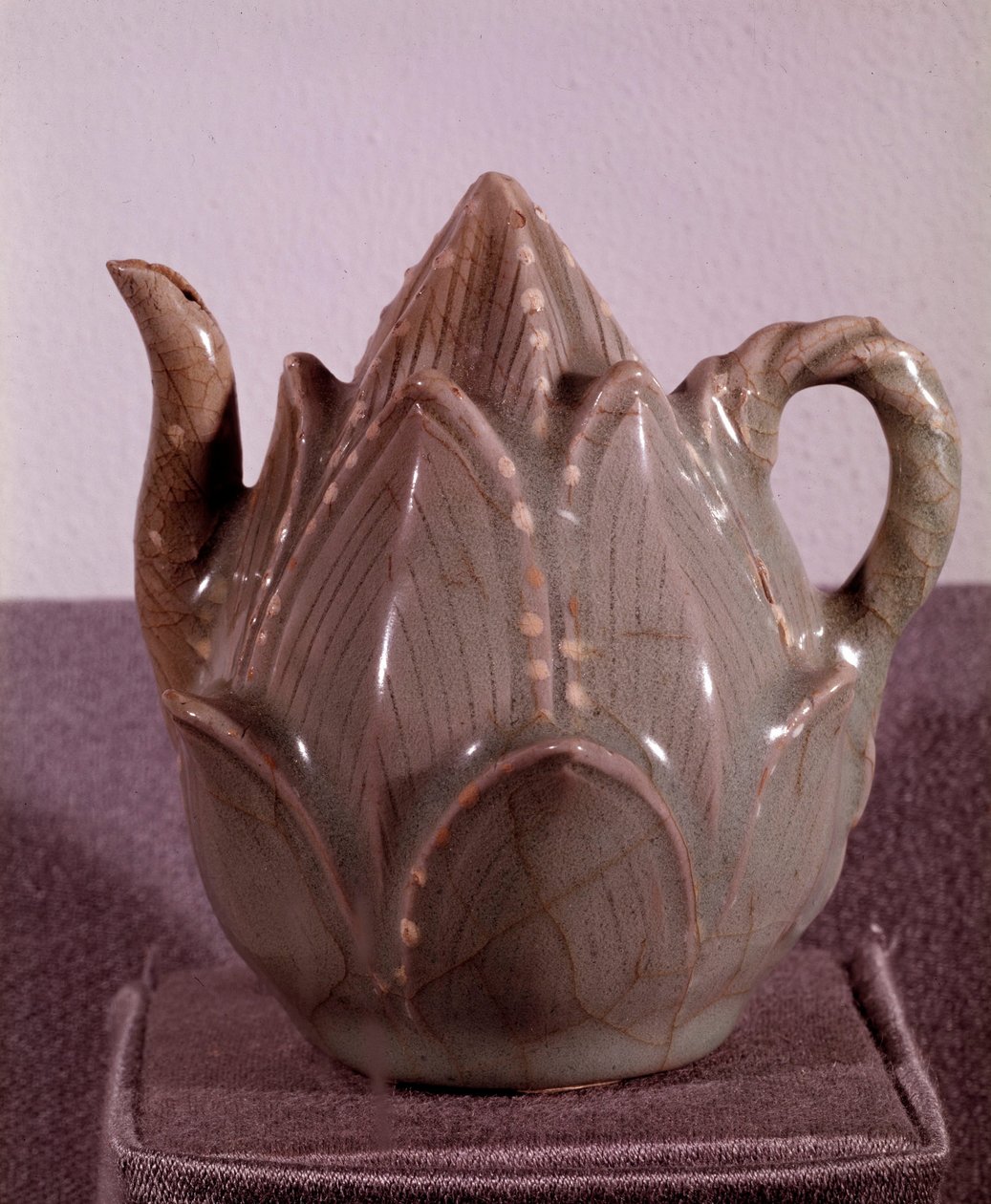 Art coreen: versoir v podobě lotosového květu. Ztlumit. 10,2 cm Koryo období, konec 12. století. Národní muzeum Koreje od Korean School