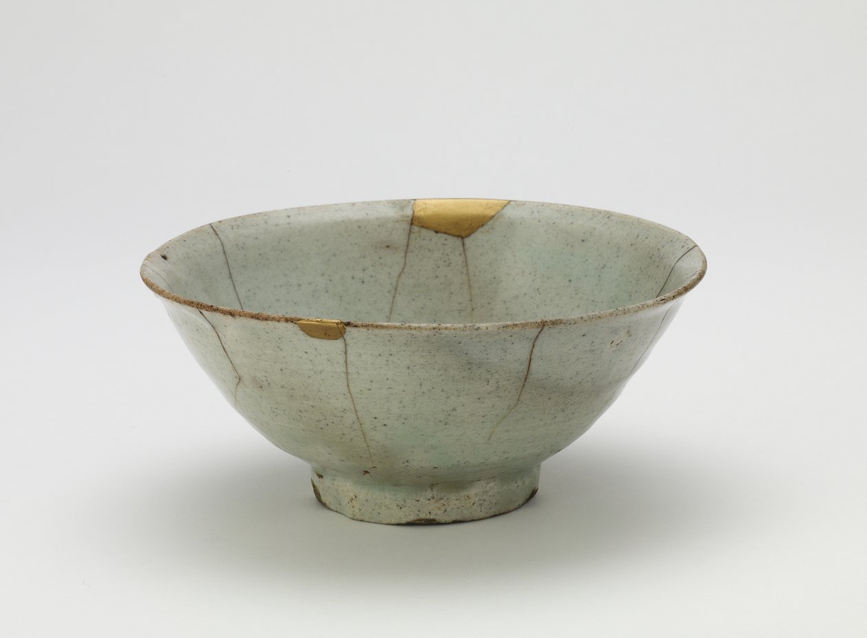 Mísa, počátek 17. století (porcelán s průhlednou, světle modrou glazurou, opravy zlatého laku) od Korean School