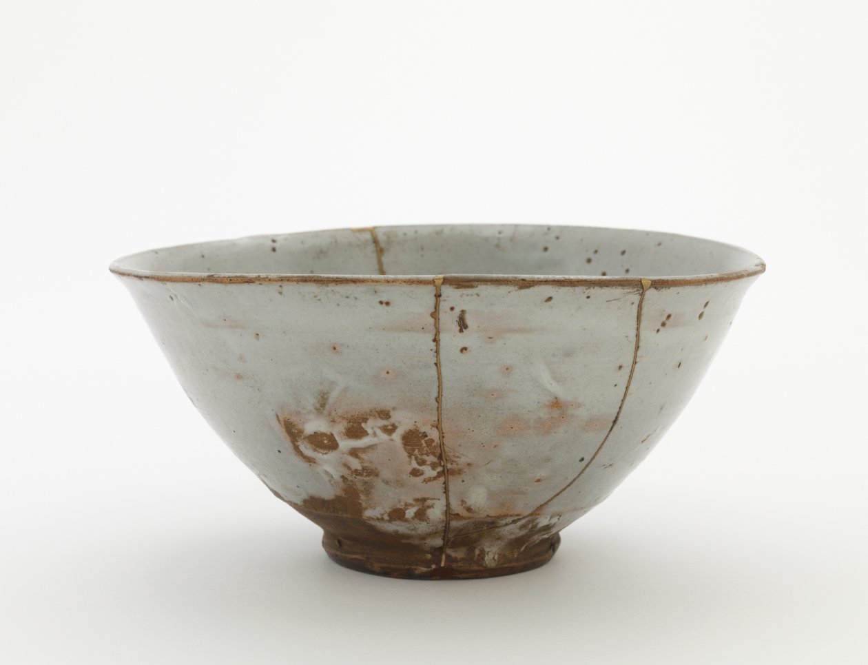 Mísa, konec 16.-začátek 17. století (porcelán s průsvitnou glazurou, opravy zlatého a červeného laku) od Korean School
