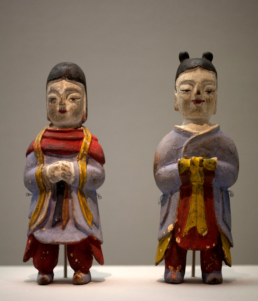 Figurky v šamanském kostýmu. Polychromované dřevěné sošky, art coreen od Korean School