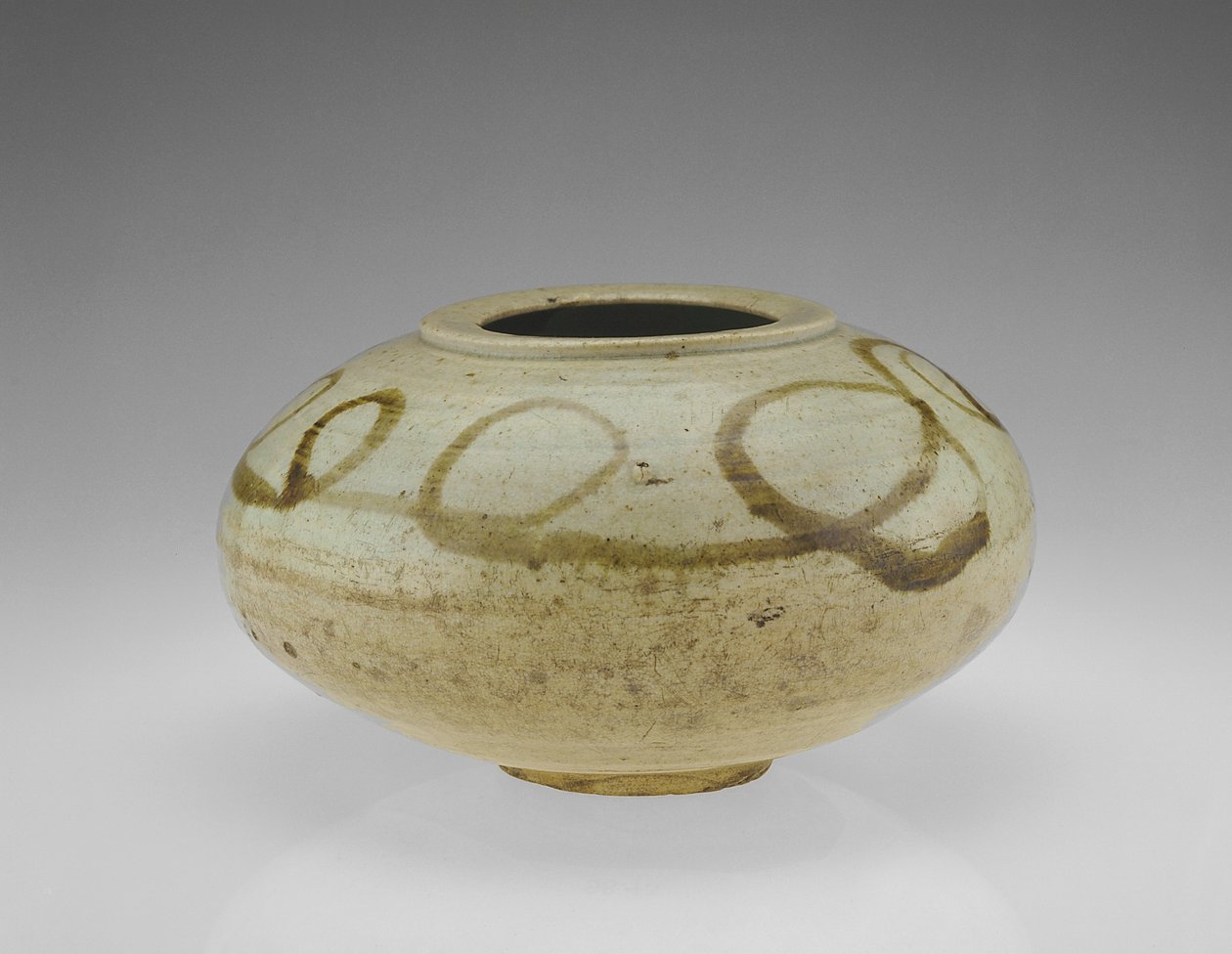 Dóza s motivem draka, provincie Hwanghaedo, období Choson, 2. polovina 17. století (porcelán s železným zdobením pod průhlednou glazurou) od Korean School