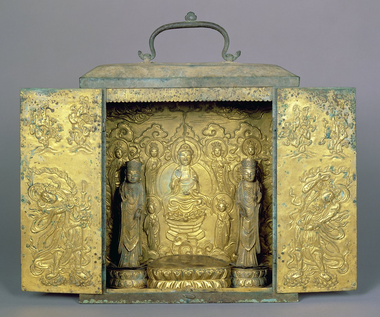 Přenosná buddhistická svatyně se dvěma stojícími bódhisattvy, buddhistickou triádou a postavou strážce, dynastie Koryo (pozlacený bronz s vyřezávanou a repousse dekorací) od Korean School