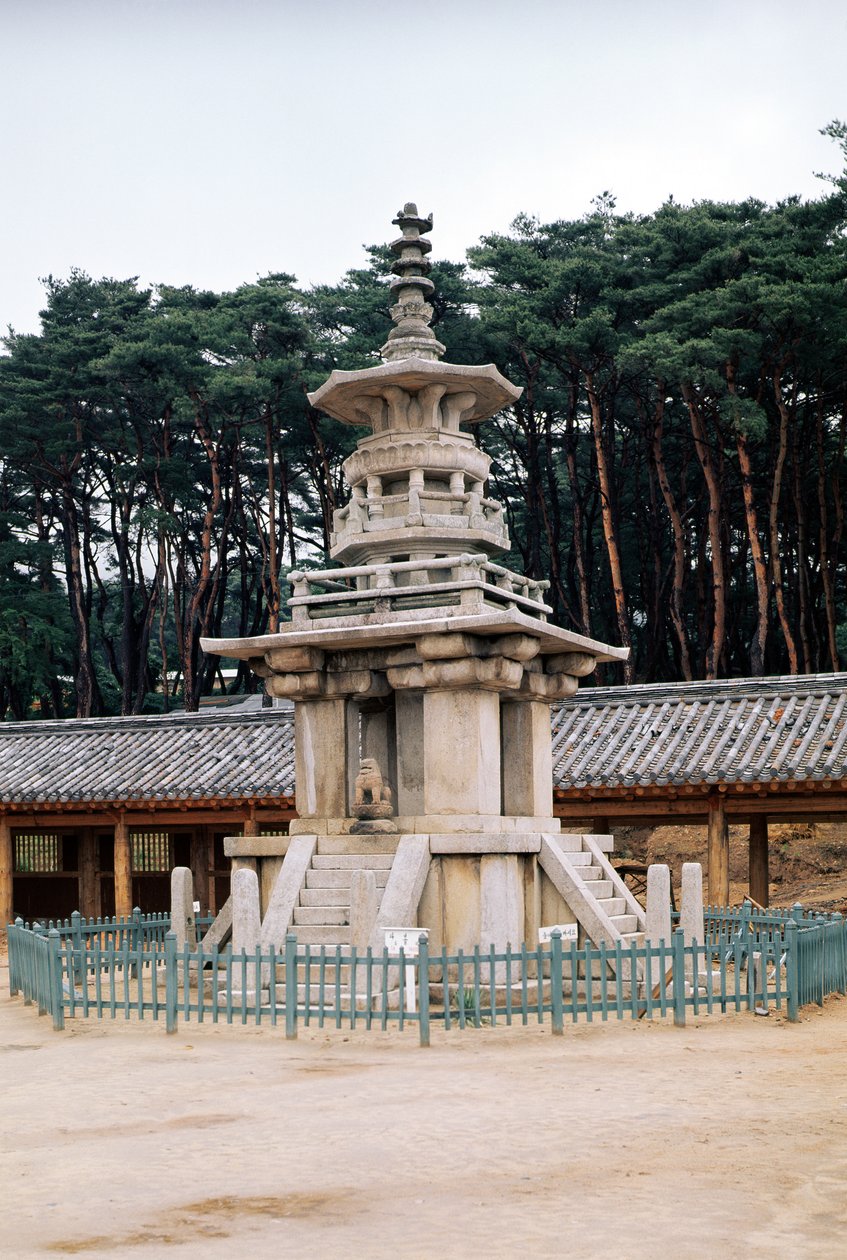 Tabo-tap (Pagoda Prabhutaratna), součást komplexu chrámu Pulkuk-sa, poprvé postaven v roce 528, rozšířen v roce 751 a přestavěn po požáru v letech 1612-59 od Korean School