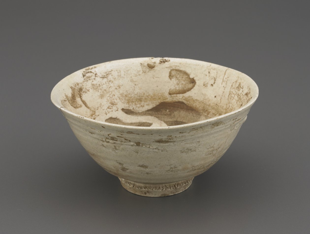 Čajová mísa (koraijawan), druhá polovina 16. století (porcelán s průhlednou glazurou, opravy zlatého laku) od Korean School