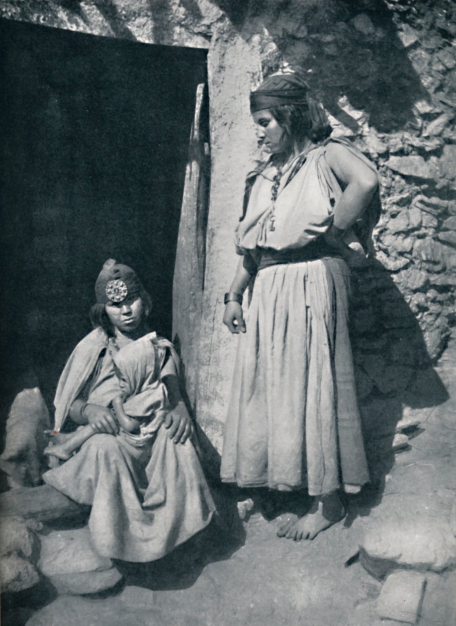 Kabylské ženy u dveří svého obydlí poblíž pobřeží Středozemního moře, Alžírsko, 1912. od Kuhn