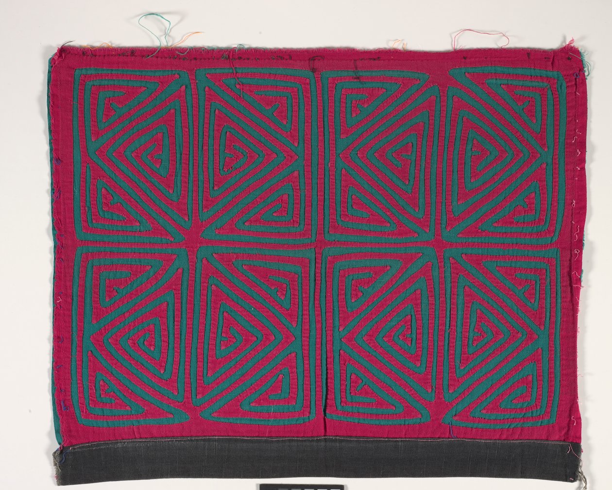 Shirt Panel (mola), cca 1950 (aplikovaná bavlna) od Kuna Indian Culture