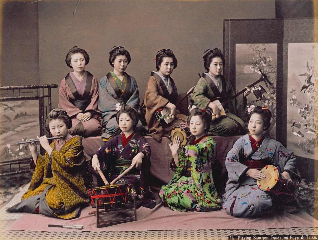Skupina dívek Geisha hrající na hudební nástroje (ručně barevný tisk na kartonu) od Kusakabe Kimbei