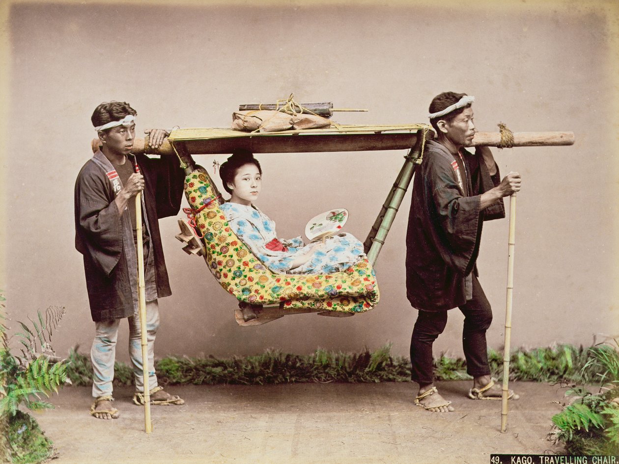 Japonská gejša nesená na nosítkách (ručně kolorovaný albumenový tisk na kartě) od Kusakabe Kimbei
