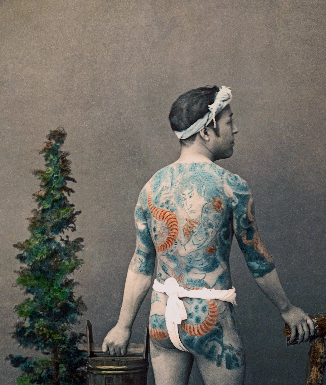 Tetovaný japonský betto-ženich, kolem roku 1880 (ručně barevný tisk z bílků) od Kusakabe Kimbei