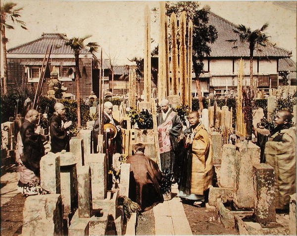 Japonský pohřeb (ručně barevný tisk z bílků) od Kusakabe (attr. to) Kimbei