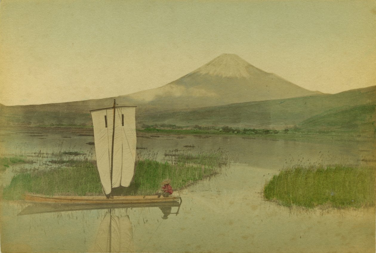 Japonsko: Mount Fuji-Yama (Fuji Yama) s plachetnicí v popředí na jezeře Hokome od Kusakabe Kimbei
