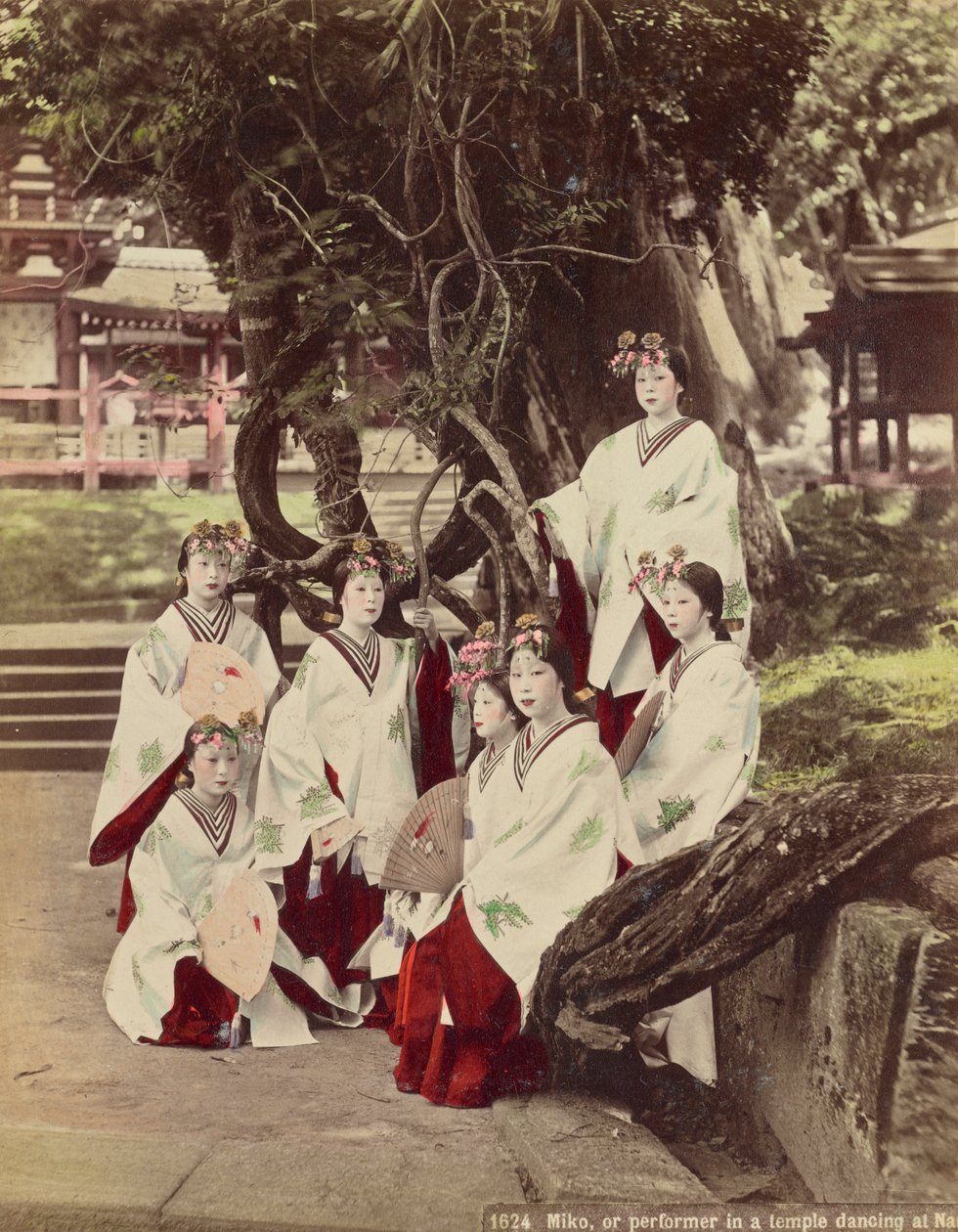 Miko, aneb vystupování v chrámovém tanci v Naře, kolem roku 1890 od Kusakabe Kimbei