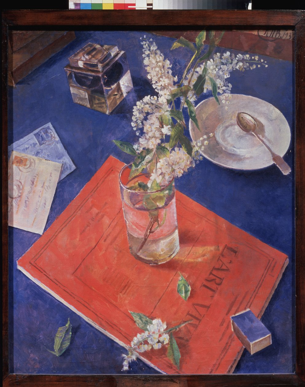 Třešňová větev ve sklenici. Pod sklenicí vody červený zápisník s názvem ""Živé umění"". Obraz Kuzmy Sergejeviče Petrov Vodkin (Petrov-Vodkin) (Kouzma Petrov Vodkin) (Petrov-Vodkin) (1878-1939), olej na plátně od Kuzma Sergeevich Petrov Vodkin