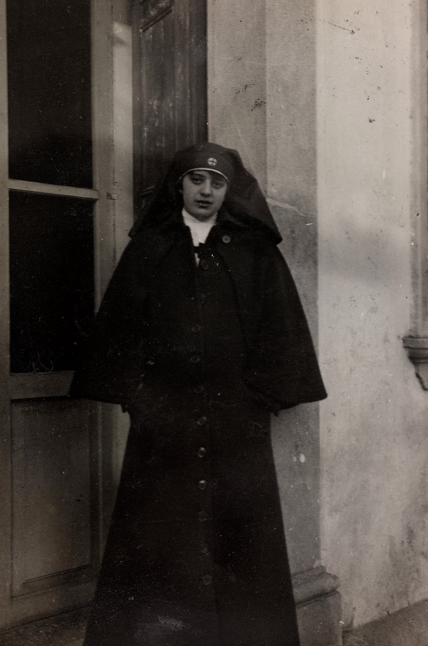 Album první světové války ve Friuli-Venezia Giulia: portrét zdravotní sestry Červeného kříže Eleny Bianconcini ve Villa Brazzà, kde sídlí 17 válečná nemocnice v Soleschiano Manzano (černobílá fotografie) od L. Verdiani