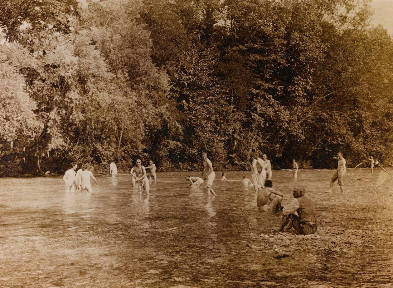 Album první světové války ve Friuli-Venezia Giulia: vojáci při koupání v řece Natisone v Premariacco, Udine, Itálie (č/b foto) od L. Verdiani