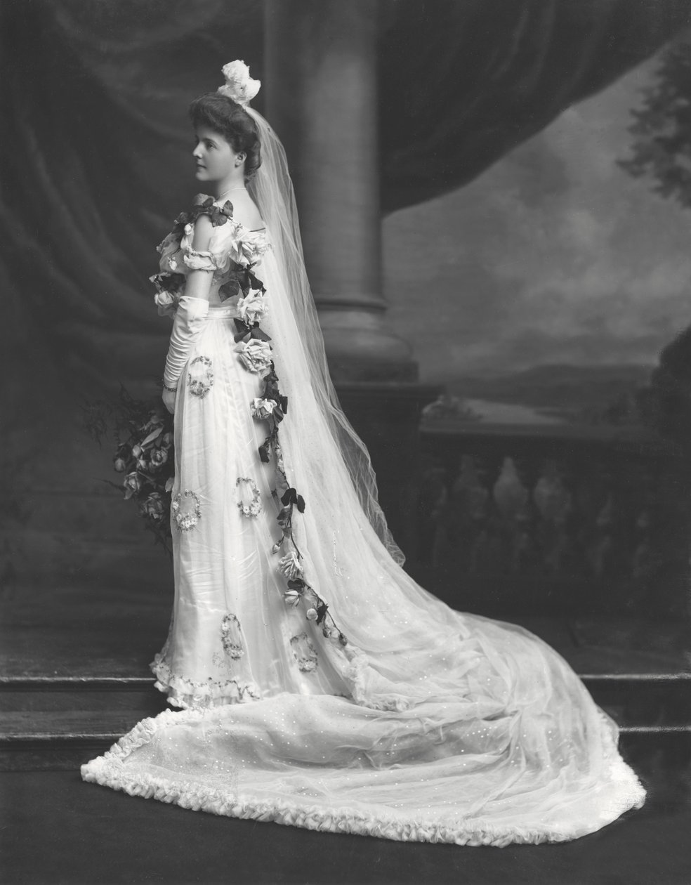 Slečna Sheila Cooper, vyfotografována u příležitosti její prezentace u soudu od Lafayette Studio