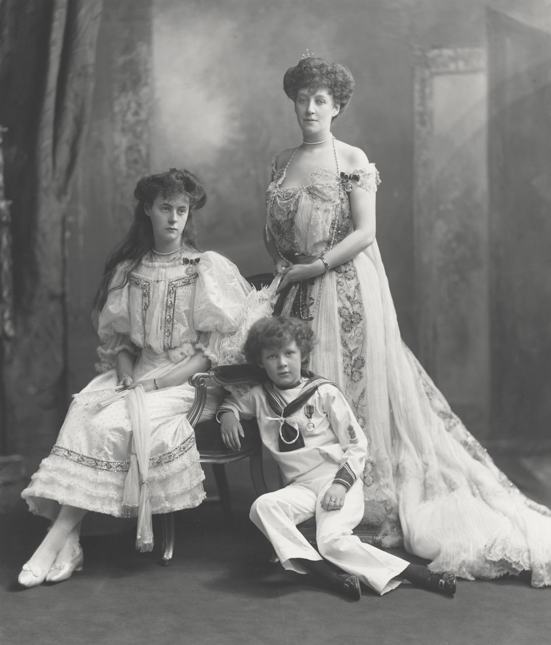 Vikomtesa Knollys a její děti, vyfotografováno u příležitosti převzetí korunovačních medailí krále Edwarda VII., 1902 od Lafayette Studio