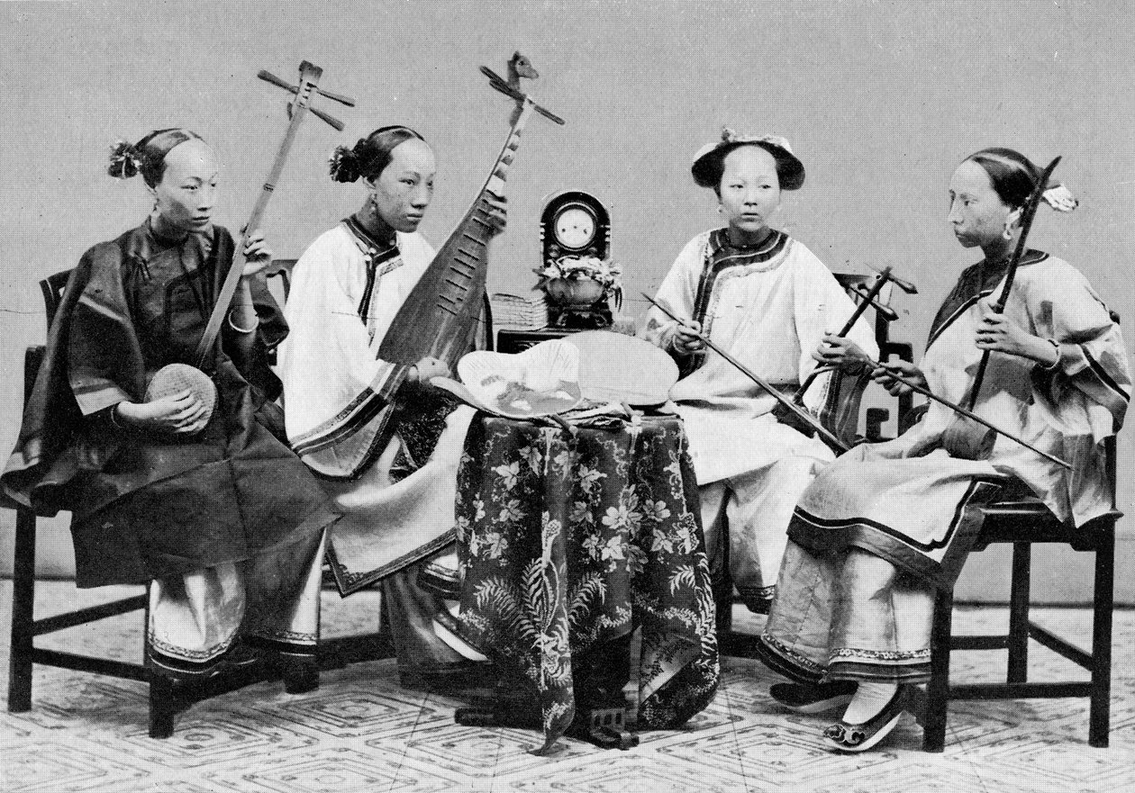 Hudebnice s tradičními čínskými hudebními nástroji v Hongkongu, asi 1885 (čb fotografie) od Lai Afong