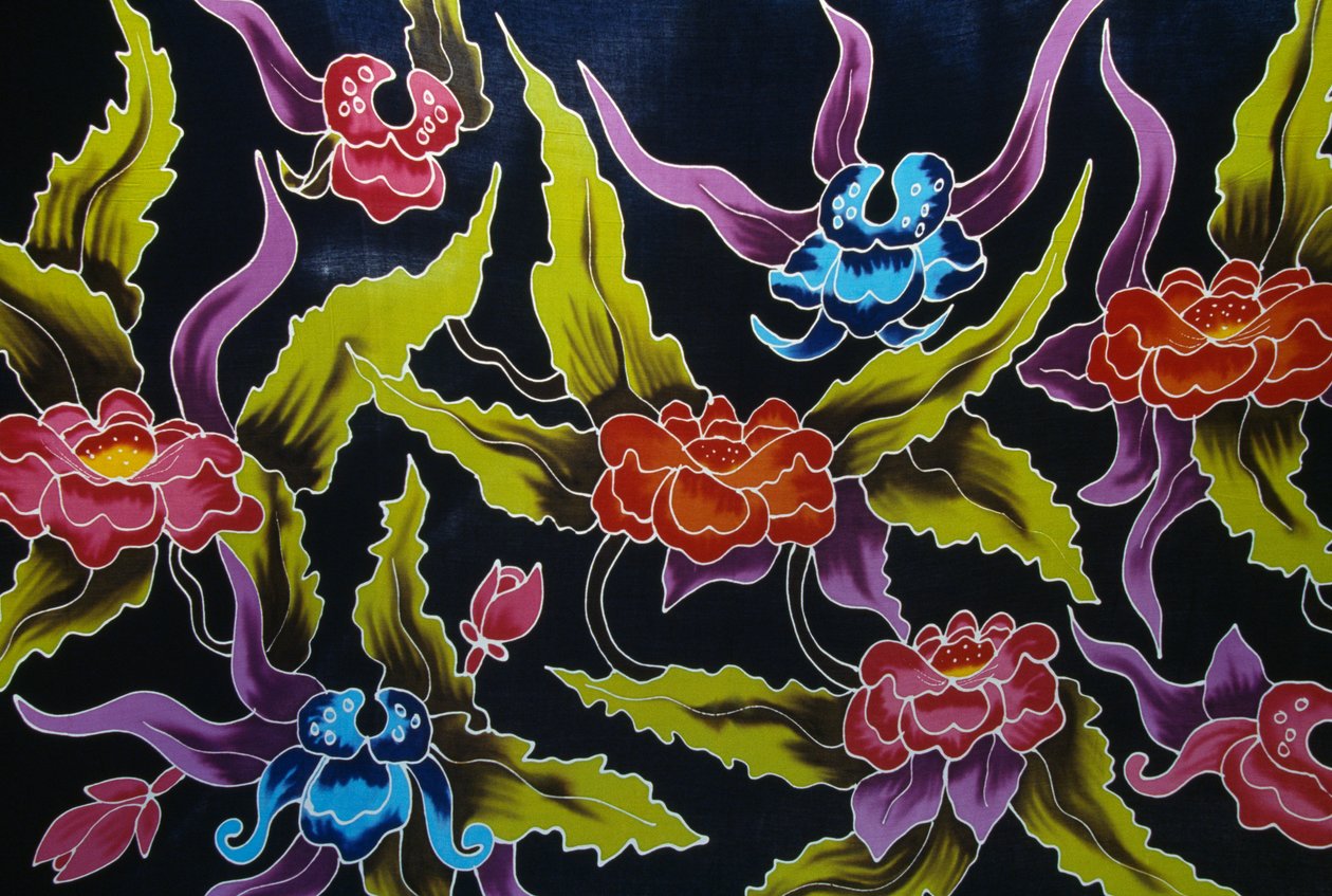 Tkanina sarong zdobená květinovými motivy, ostrov Moorea, Společenské ostrovy, Francouzská Polynésie (zámořské území Francouzské republiky), detail od Amadeo (after) Modigliani