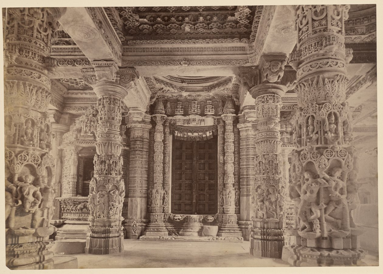 Dveře a horní pilíře, chrám Delwara, Mount Abu od Lala Deen Dayal