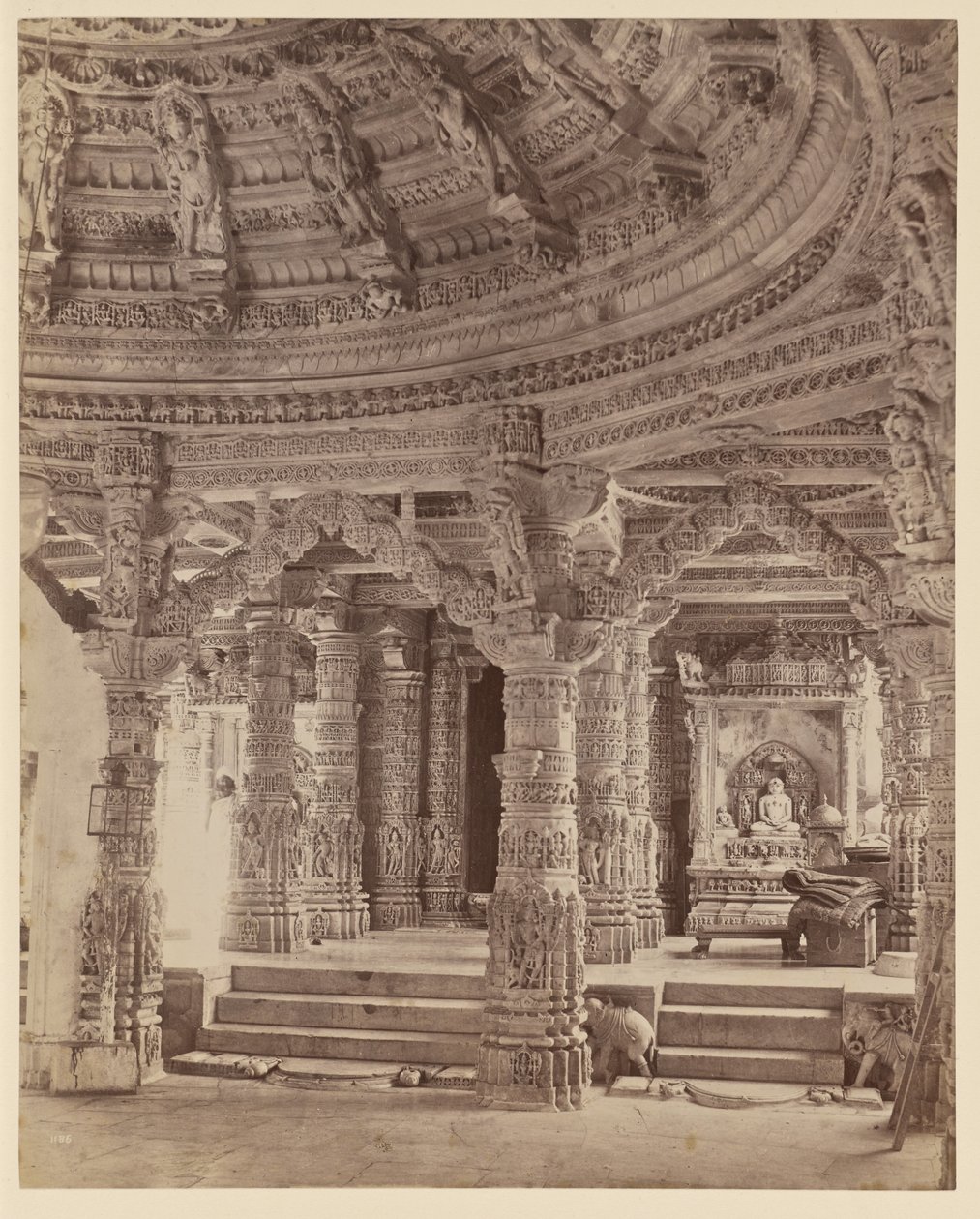 Interiér chrámu Delwara s pilíři a střešní kopulí, Mount Abu od Lala Deen Dayal