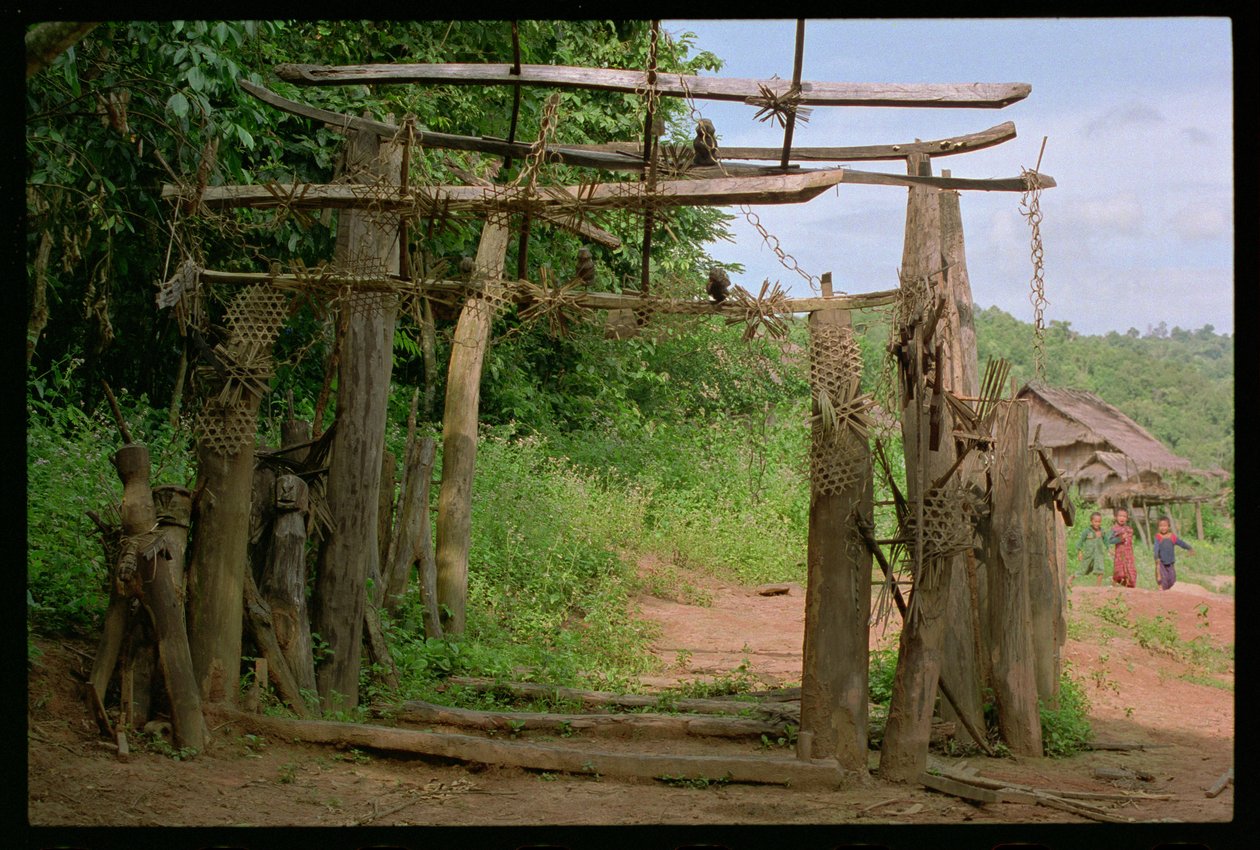 Duchovní brána u vchodu do vesnice Akkha od School Laotian