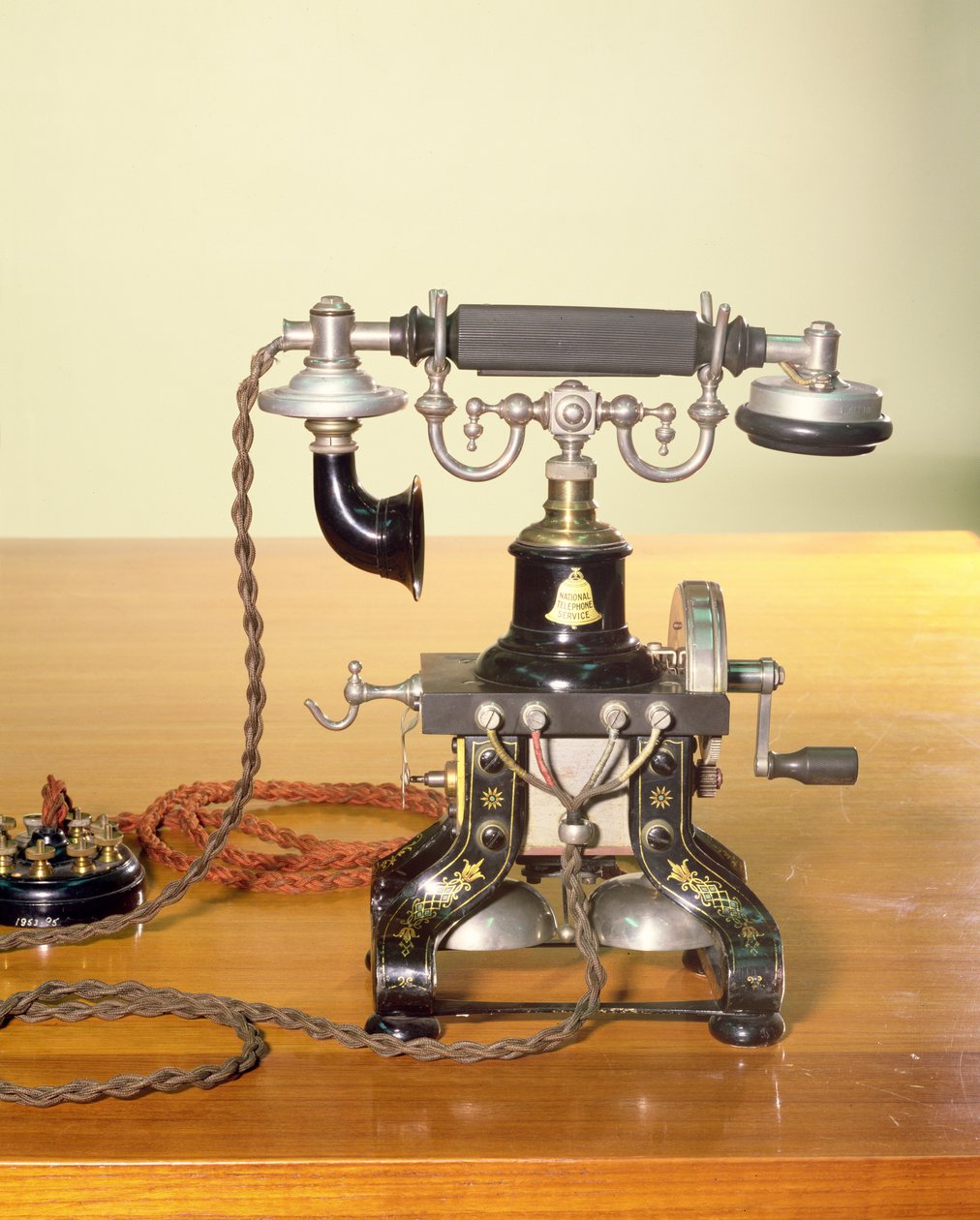 Ericsson Telefon, 1890 (kombinovaná média) od Lars Magnus Ericsson