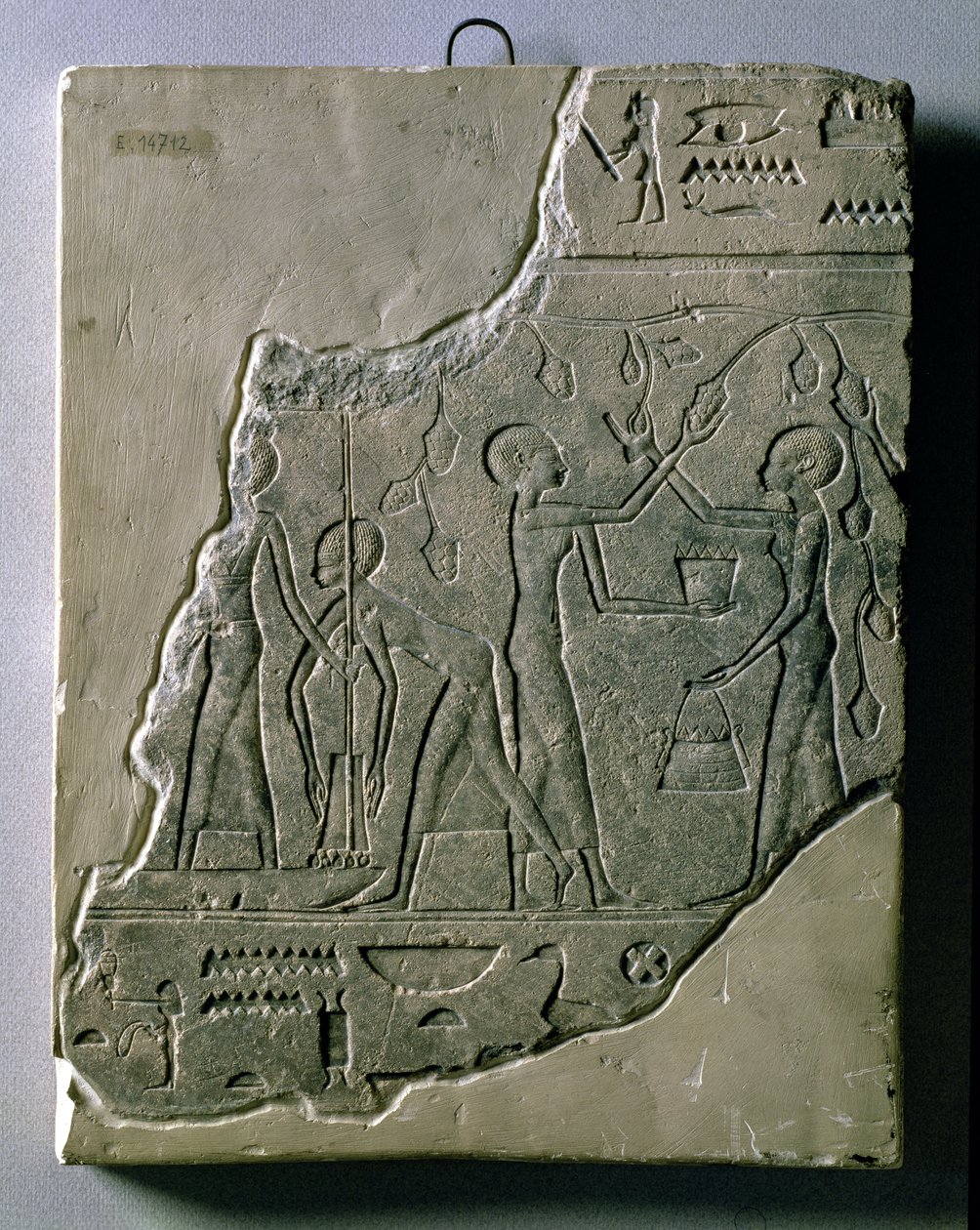 Basreliéf kněžek sbírajících hrozny, 26.-30. dynastie od Late Period Egyptian