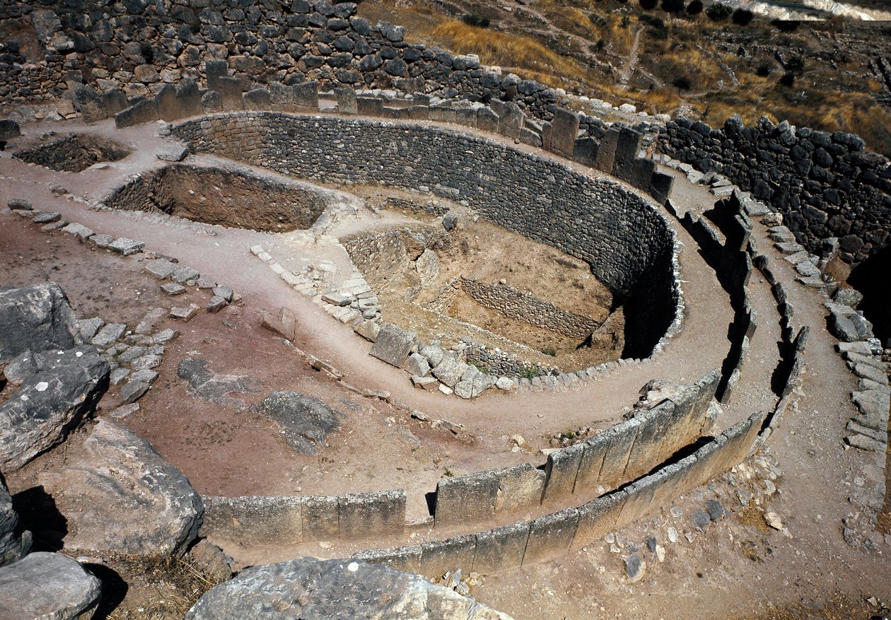 Letecký pohled na první kruh hrobek (královský hřbitov) objevený archeologem Heinrichem Schliemannem (1822-1890) v letech 1870: místo starověkého města Mycenes, na Peloponésu (1500-1100 př.nl) Řecko od Late Helladic Period Mycenaean