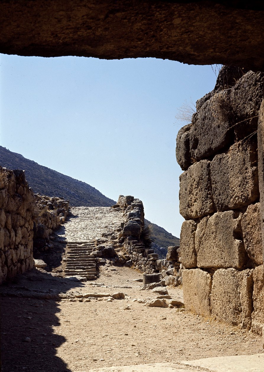 Pohled do aleje od Brány lvů: místo starověkého města Mycenes, na Peloponésu (1500-1100 př.nl) Řecko od Late Helladic Period Mycenaean