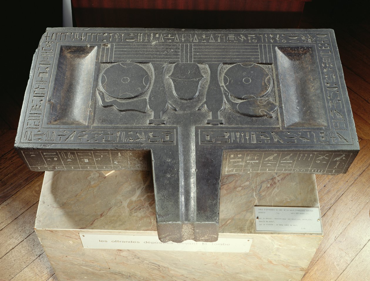 Votivní stůl Hor-ir-aa, Saite (čedič) od Late Period Egyptian