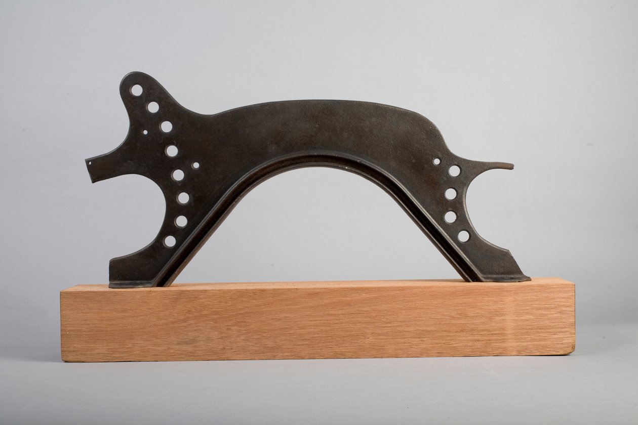The Hog, 2003 (kov a dřevo) od Lawrie Simonson