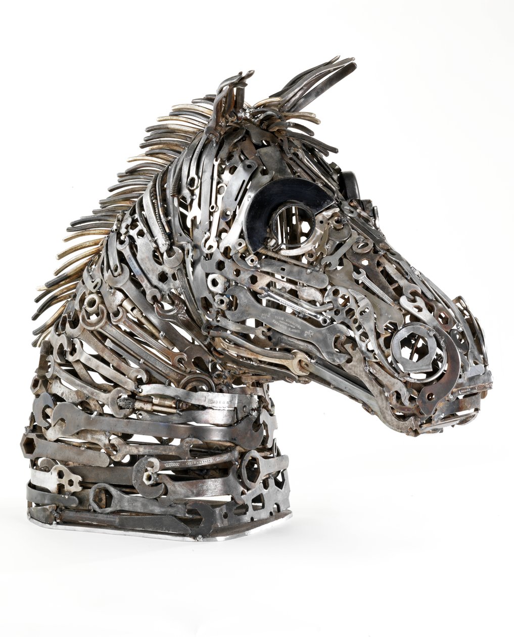 Warhorse (kov, klíče, nástroje a nalezené předměty) (viz také 440479) od Lawrie Simonson