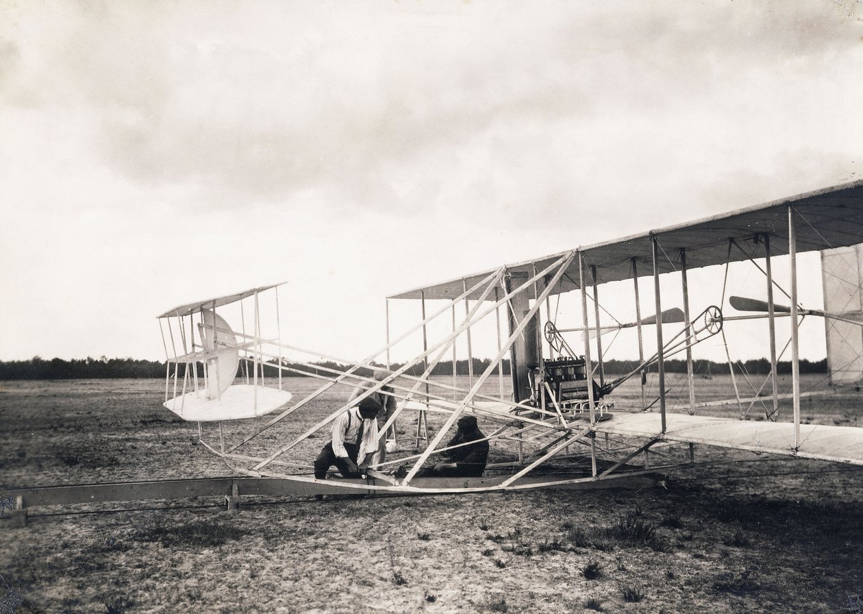 Leon Bollee pracující na letadle bratří Wrightů, kolem roku 1909 od Leon Bollee