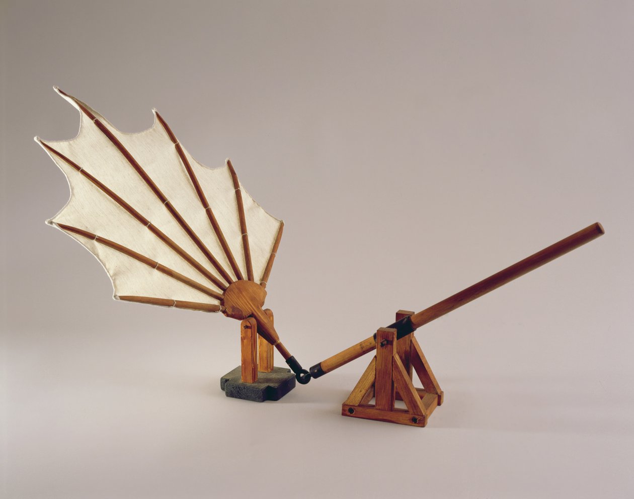Rekonstrukce modelu da Vinciho návrhu bijícího křídla (dřevo a látka) od Leonardo da Vinci