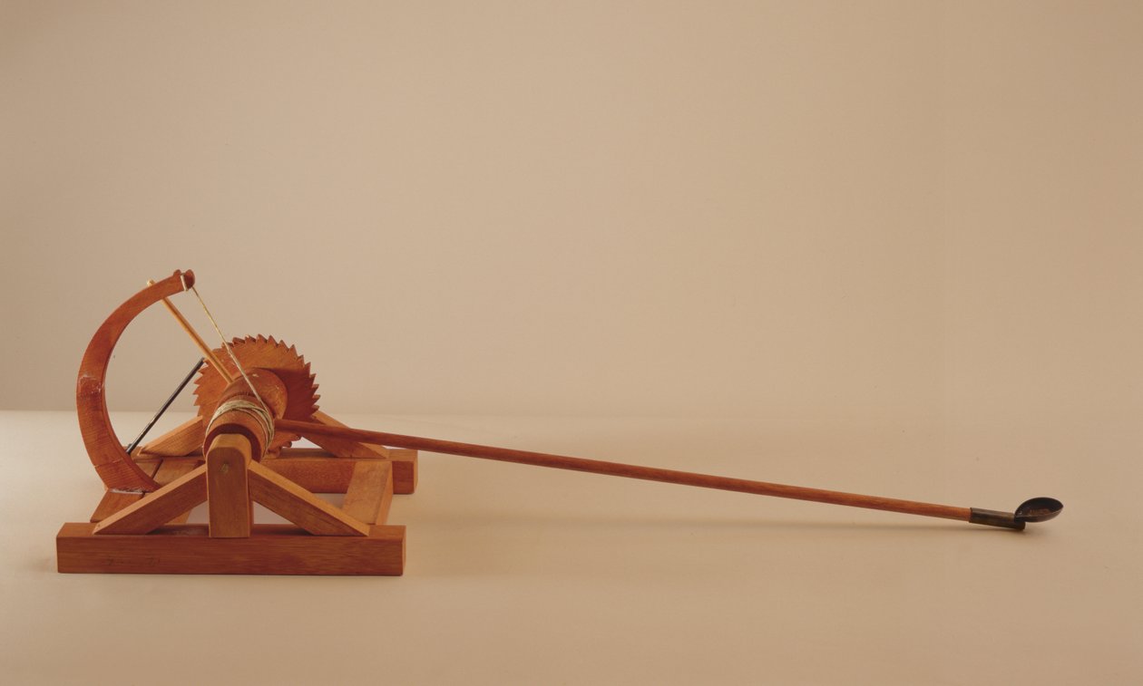 Rekonstrukce modelu da Vinciho návrhu na katapult (dřevo, kov a struna) od Leonardo da Vinci