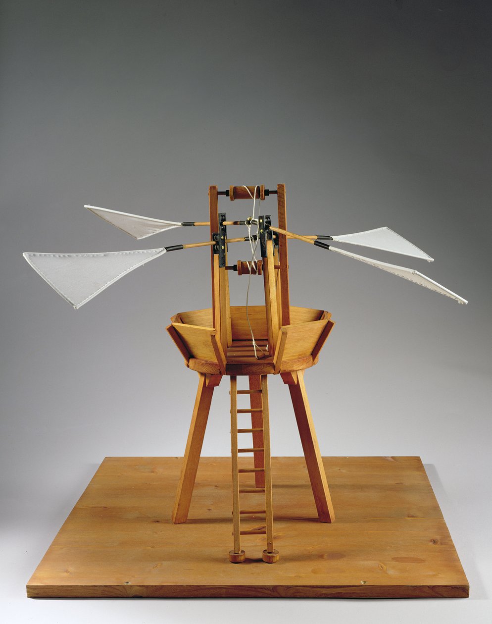Rekonstrukce modelu da Vinciho návrhu pro vertikální ornitoptéru (dřevo, látka a provázek) od Leonardo da Vinci