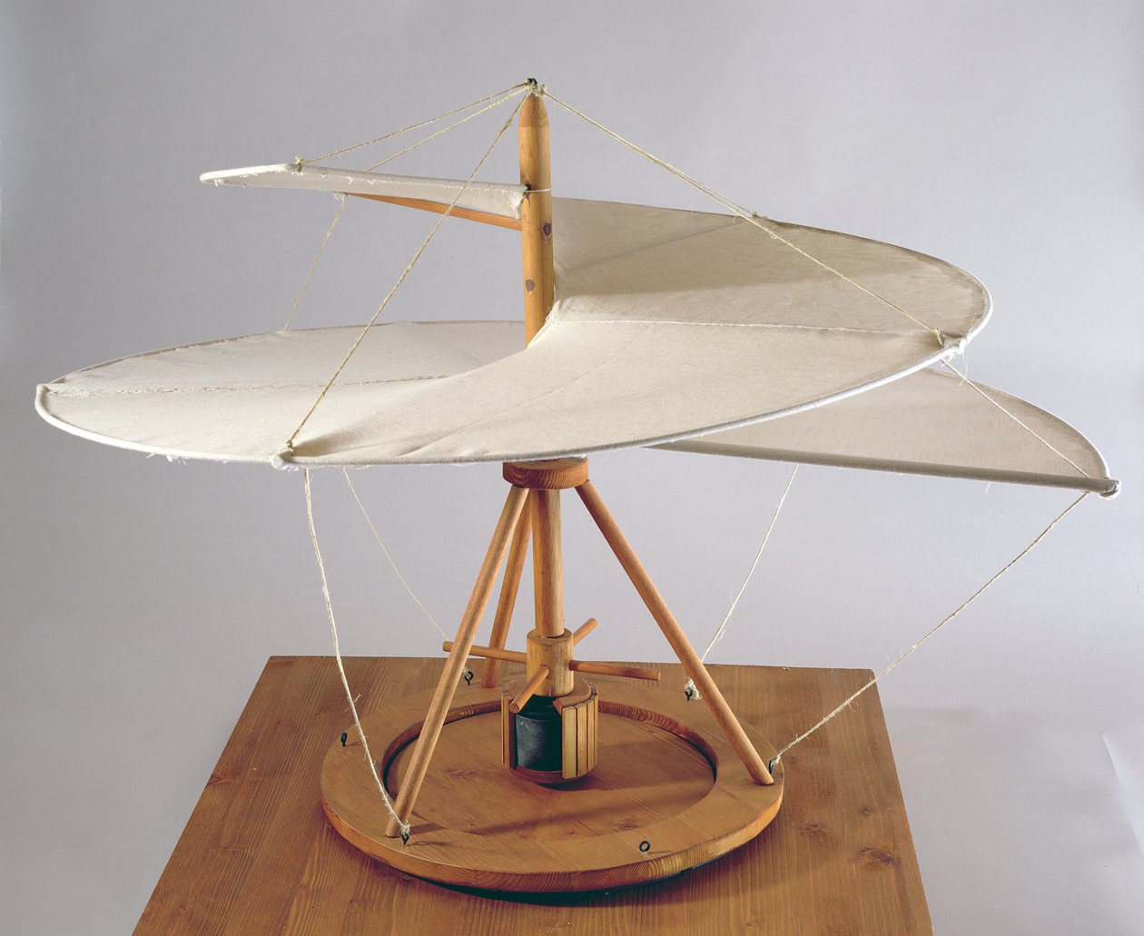 Rekonstrukce modelu da Vinciho návrhu pro letecký šroub (dřevo, látka a provázek) od Leonardo da Vinci