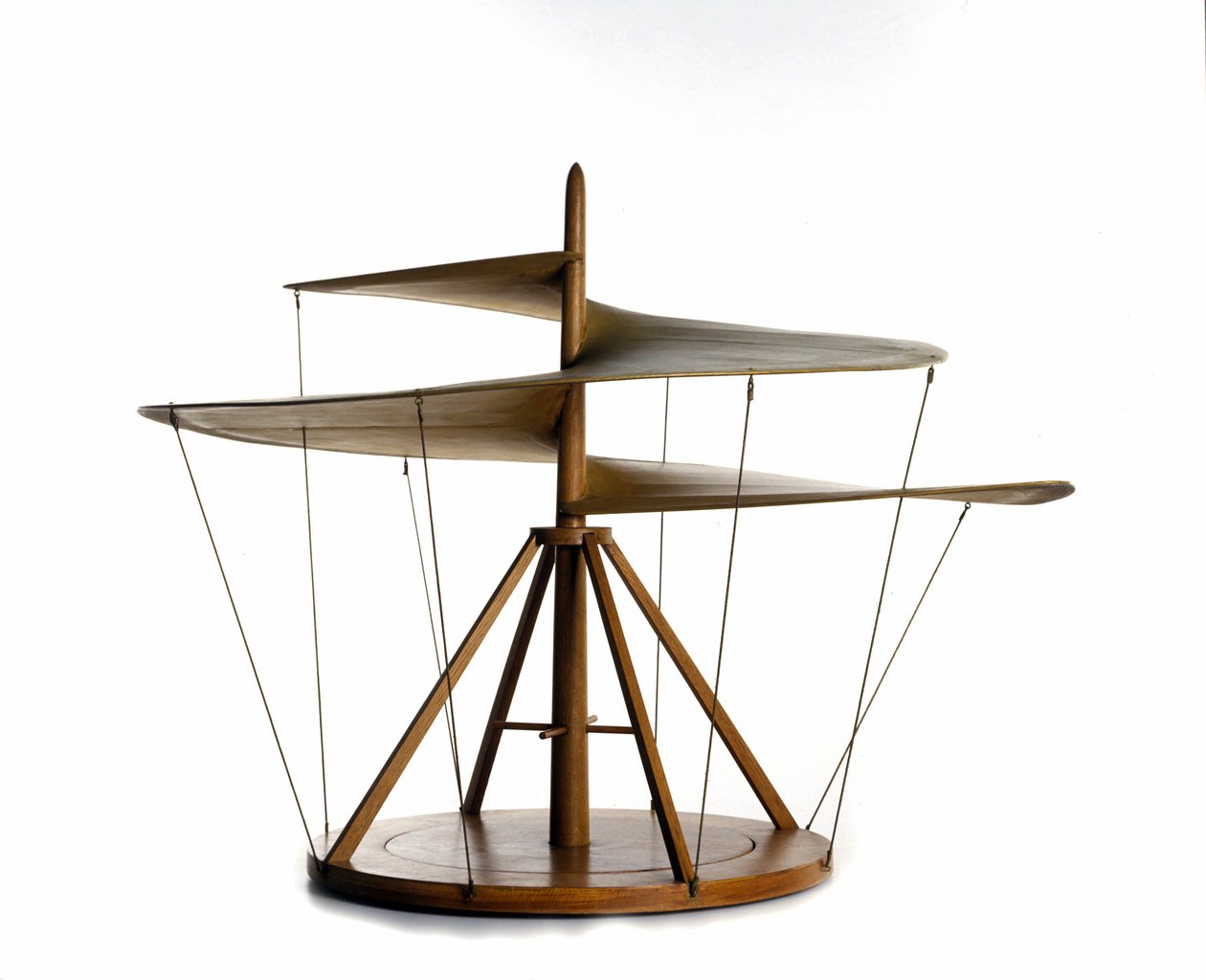 Model vzduchového šroubu podle výkresu Leonarda da Vinci (Leonardo da Vinci), létající stroj, předchůdce vrtulníku - Muzeum vědy a techniky Leonarda da Vinci, Milán od Leonardo da (after) Vinci