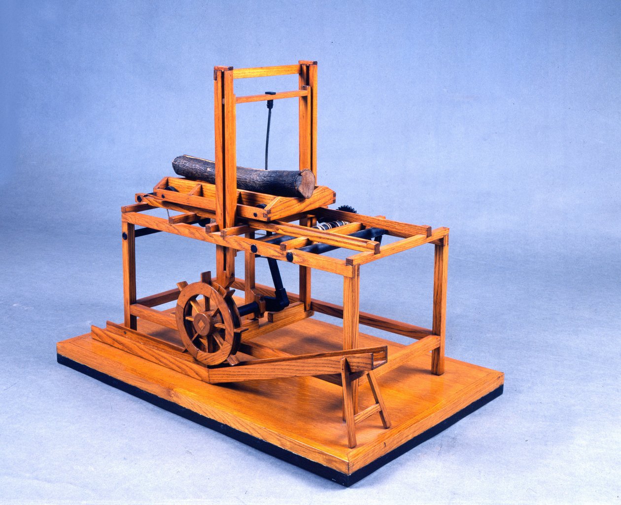 Dřevěný model (model) hydraulické pily ovládané ozubenými koly a vodou. Vyrobeno podle kresby Leonarda da Vinci (Leonard de Vinci) (1452-1519) Muzeum vědy a techniky, Milán. od Leonardo da (after) Vinci