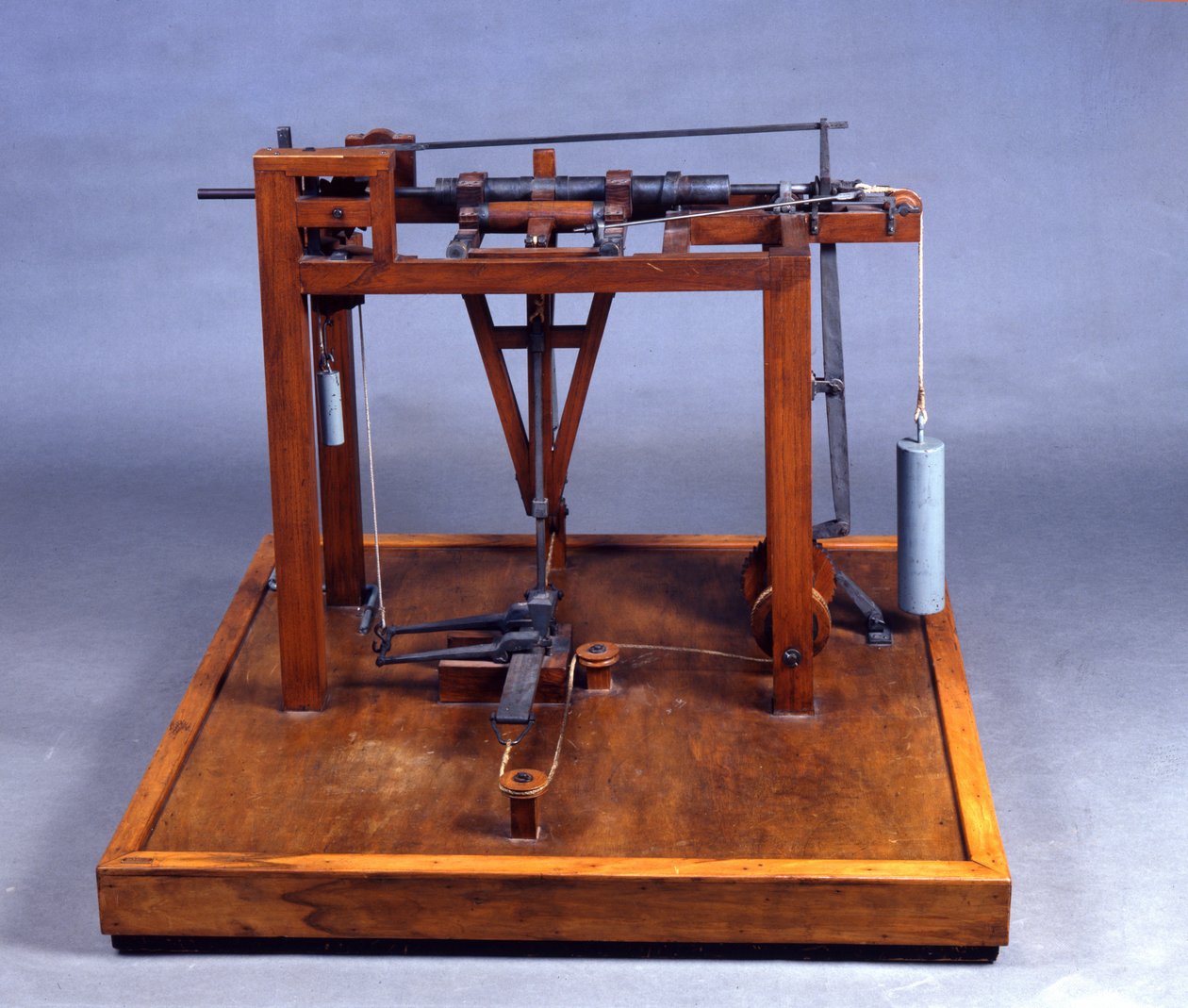 Dřevěný model (model) „“ Battiloro “, bubenického kladiva používaného k tlučení drahých kovů od Leonarda da Vinciho (Leonarda de Vinci) (1452-1519) Musee des Sciences et des Techniques, Milán. od Leonardo da (after) Vinci