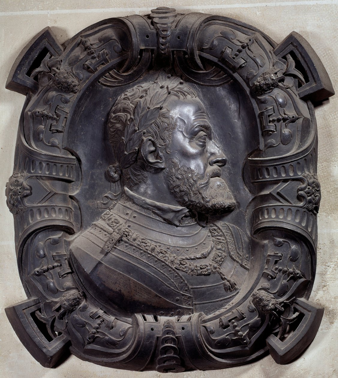 Profilový portrét císaře Karla V. (1500-1558)”” Reliéf z bronzu vyřezávaný Leonem Leonim (1509-1590). Paříž, muzeum Louvre od Leone Leoni