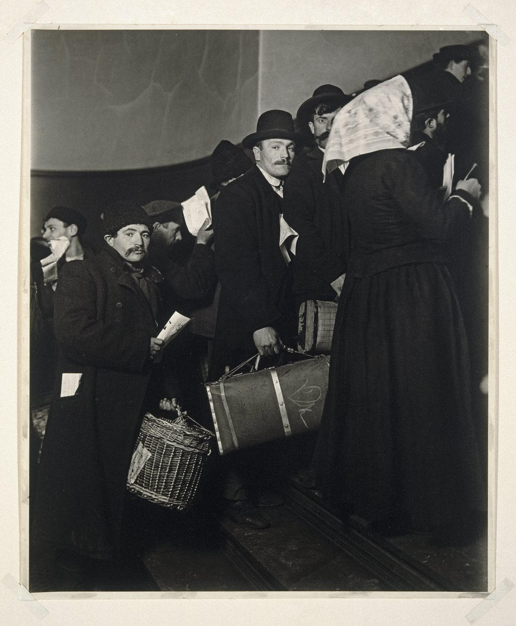 Lezení do zaslíbené země, Ellis Island, 1908 (želatinová stříbrná fotografie) od Lewis Wickes Hine