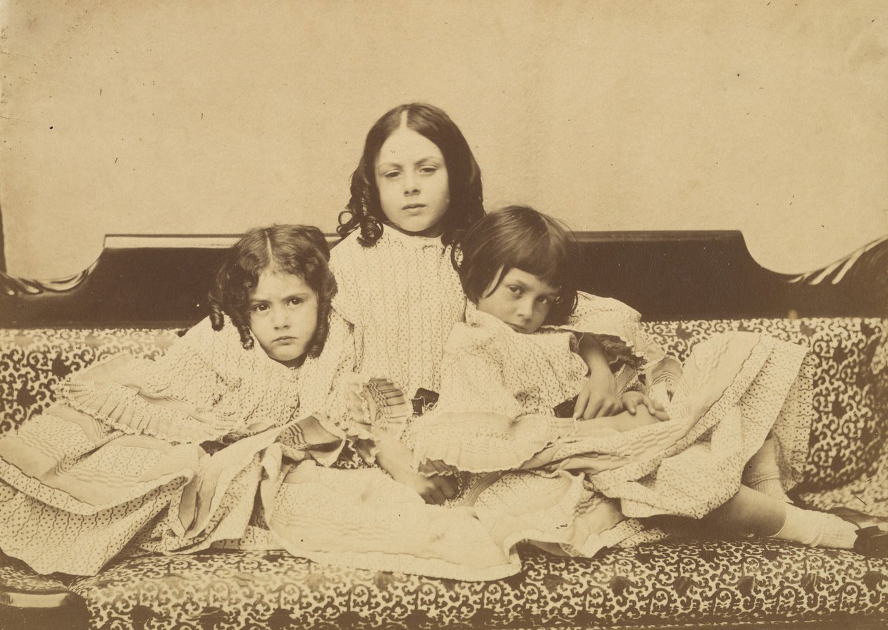 Edith, Ina a Alice Liddellové na pohovce, léto 1858. od Lewis Carroll