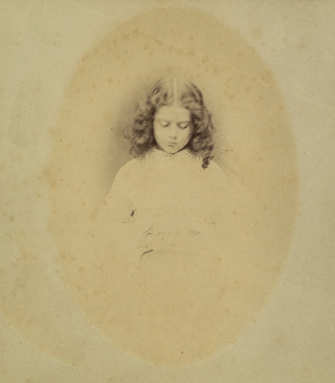 Edith Liddell sedící vedle vázy s náprstníky, 1860. od Lewis Carroll