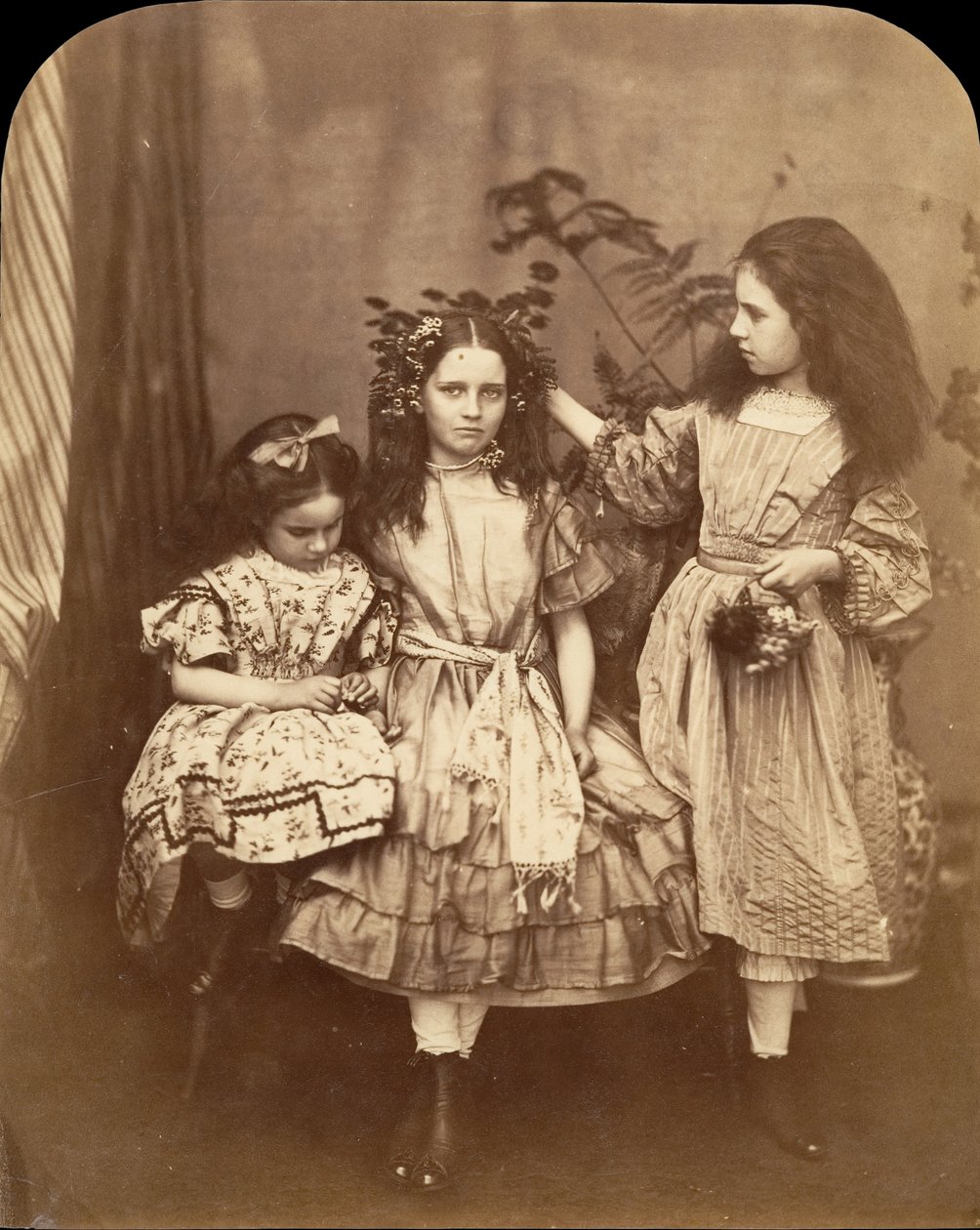 Flora Rankin, Irene MacDonald a Mary Josephine MacDonald v Elm Lodge, červenec 1863. od Lewis Carroll