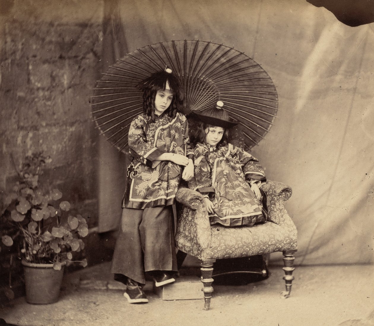 Lorina a Alice Liddellové v čínských šatech, 1860. od Lewis Carroll